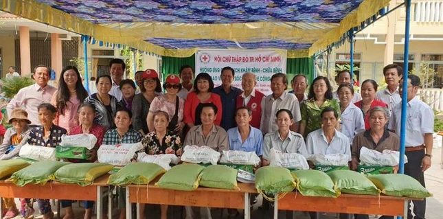 Tang qua cho ho ngheo.jpg