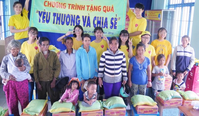 Tặng quà cho đồng bào DTTS -1.jpg