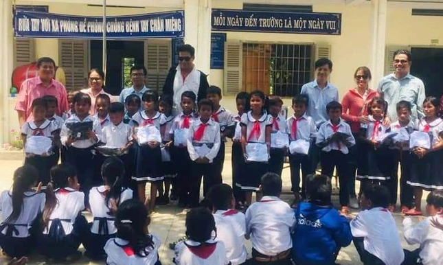 Tặng quà Học sinh dân tộc.jpg