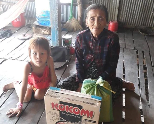 Tang qua ngui gia neo don.jpg