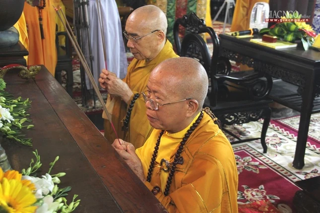 Đại giới Trí Thủ tấn đàn Tỷ-kheo, Tỷ-kheo-ni & hoàn mãn ảnh 4 4.jpg