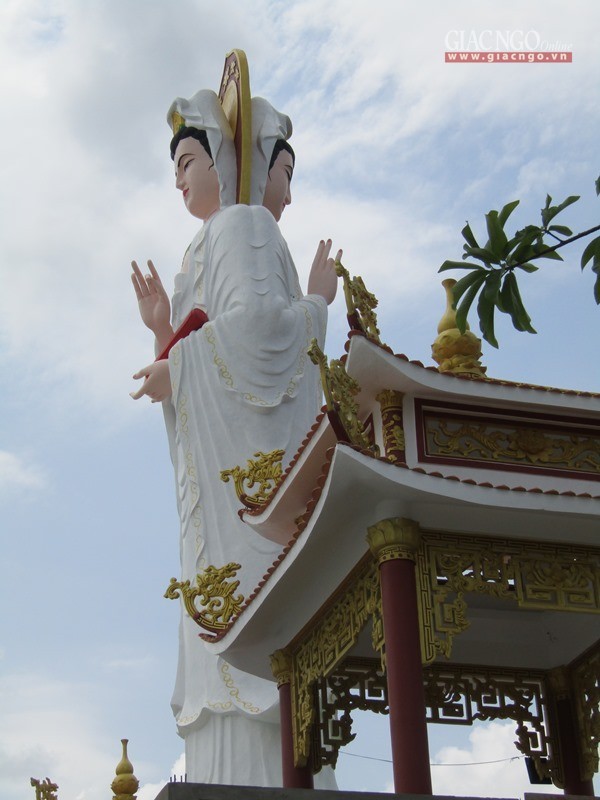 Trang nghiêm tượng Bồ-tát song diện tại miền Tây