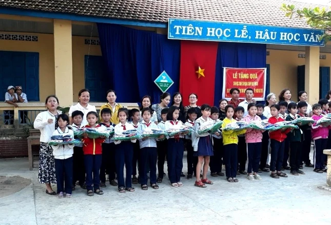 Trao đồng phục học sinh, cặp, vở, dụng cụ học tập- 1.jpg