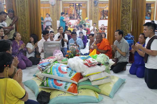 Đắp núi cát và núi gạo tại chùa Candaransi ảnh 2 Anh 21.JPG