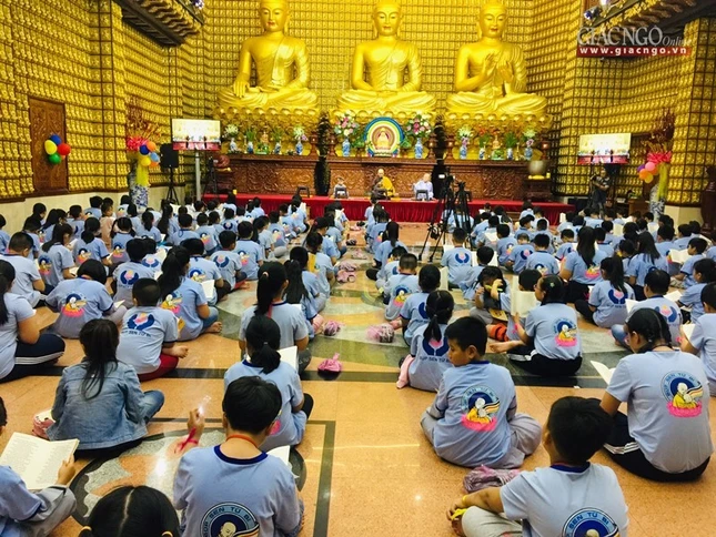 Hồn nhiên tô màu tranh Đức Phật đản sinh ảnh 1 a bupsen20.jpg