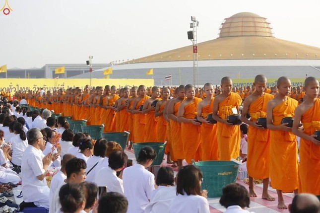 Lễ cúng dường 10.000 vị sư tại Thái Lan ảnh 10 a thai 6.jpg