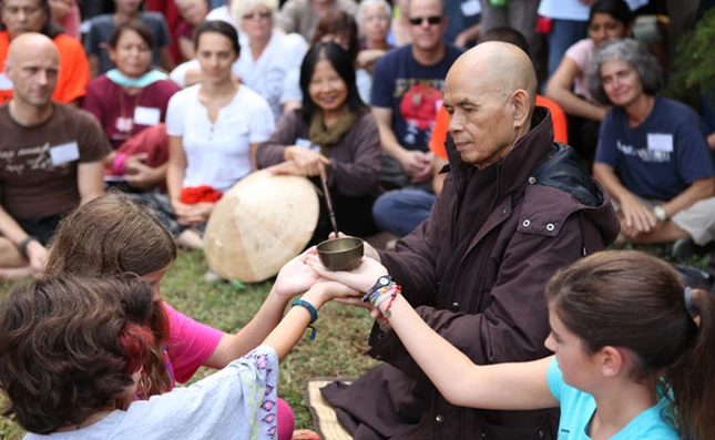 Các diễn đạt Phật pháp của Thiền sư Thích Nhất Hạnh được giới trẻ ở nhiều nền văn hóa tiếp nhận một cách tự nhiên và hào hứng - Ảnh: Langmai.org