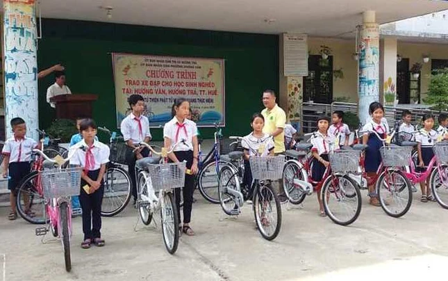 Nhóm Nguyên Quang trao xe đạp cho học sinh nghèo ảnh 1 001-.jpg