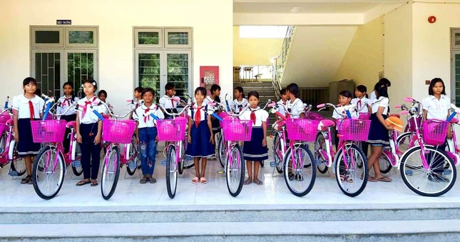 Tang xe cho hs ngheo.jpg