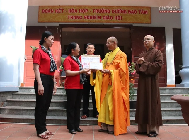 Ba Vo Thi Dung tang qua tai chua Truong Sa.jpg