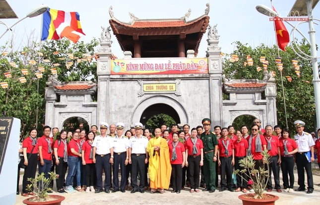 Doan cong tac chup hinh luu niem tai chua Truong Sa.jpg