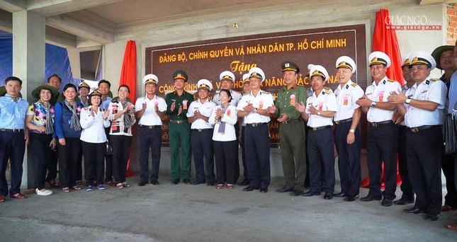 Doan cong tac gan bien Nha van hoa Da Nang tai Dao Da Nam.jpg