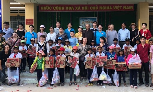Tang qua cho hoc sinh ngheo xa Bac Son huyen Thuan Bac tinh Ninh Thuan.jpg
