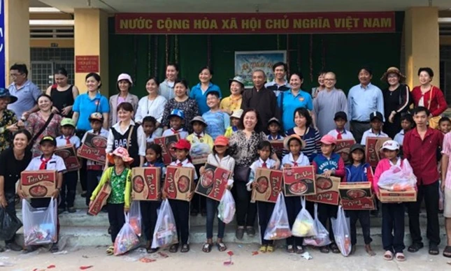 Tang qua cho hoc sinh ngheo xa Bac  Son huyen Thuan Bac tinh Ninh Thuan.jpg