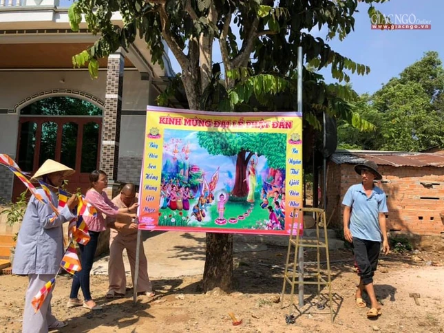 Phật tử xã vùng xa làm 100 lễ đài Phật đản tại gia ảnh 3 3tg1.jpg
