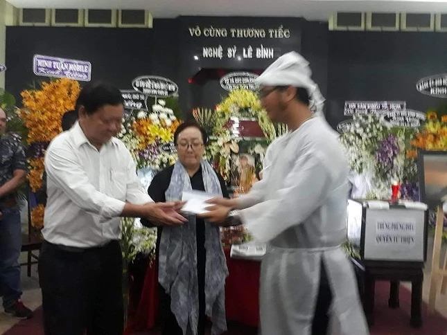 gia dinh nghe si le binh.jpg