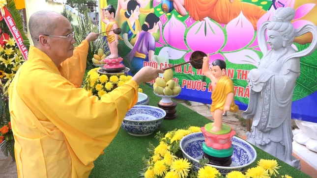 Hòa thượng Thích Chơn Minh, Trưởng BTS PGVN ti3h Đồng Tháp thực hiện nghi thức tắm Phật.jpg