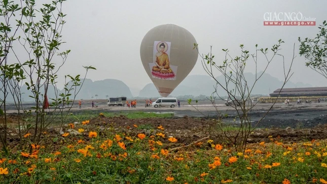 Diễu hành xe hoa trước Đại lễ Vesak tại Hà Nam ảnh 1 1vgiang01.jpg