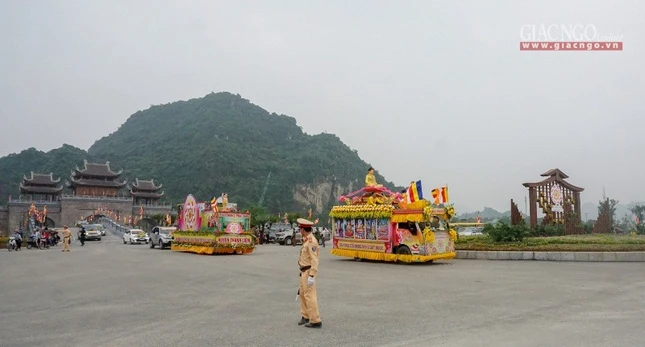 Diễu hành xe hoa trước Đại lễ Vesak tại Hà Nam ảnh 2 1vgiang02.jpg