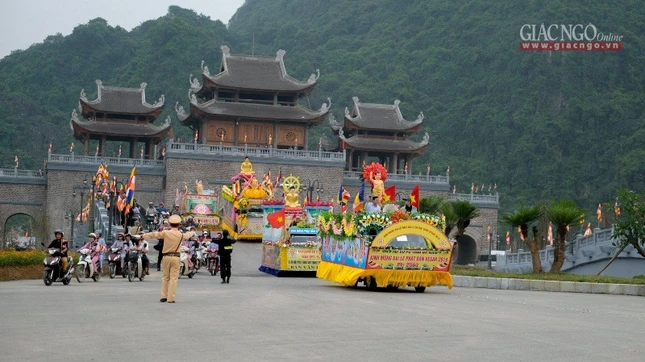 Diễu hành xe hoa trước Đại lễ Vesak tại Hà Nam ảnh 5 1vgiang07.jpg