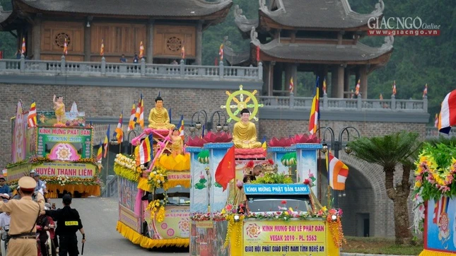 Diễu hành xe hoa trước Đại lễ Vesak tại Hà Nam ảnh 6 1vgiang08.jpg