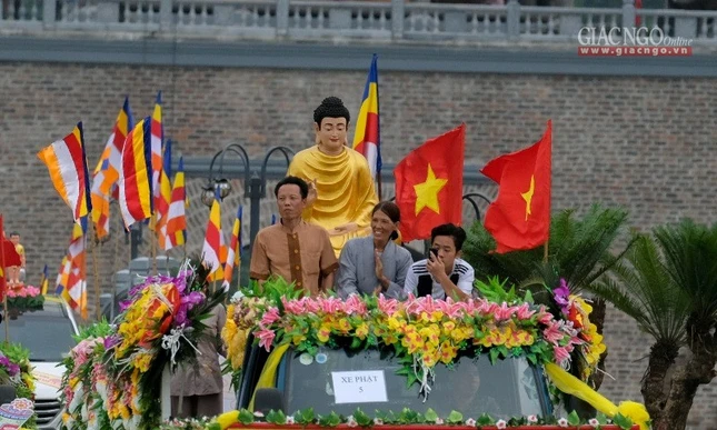 Diễu hành xe hoa trước Đại lễ Vesak tại Hà Nam ảnh 9 1vgiang13.jpg