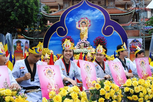 Nét đẹp diễu hành xe đạp hoa mừng Phật đản ảnh 2 H3.jpg