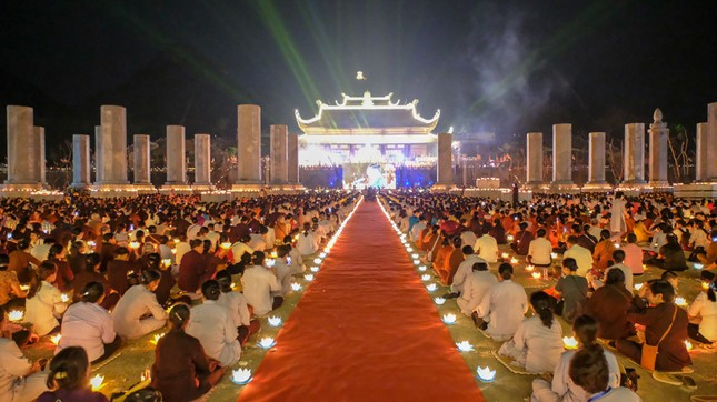 Lung linh đêm hoa đăng trong Đại lễ Vesak ở Hà Nam ảnh 13 z1377664427075_962e205aac29ad7af00d32ab75613d02.jpg