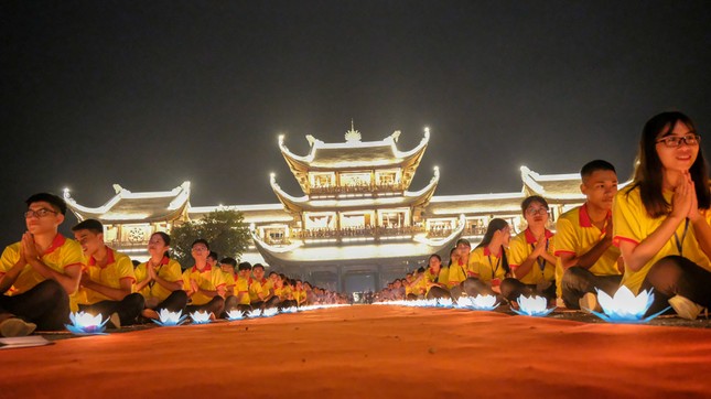 Lung linh đêm hoa đăng trong Đại lễ Vesak ở Hà Nam ảnh 14 z1377664871019_20345ac73594e9161ddf266a7a02ddd5.jpg