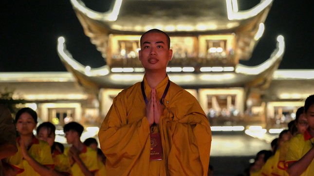 Lung linh đêm hoa đăng trong Đại lễ Vesak ở Hà Nam ảnh 3 z1377666380297_b1c1e8c803279a9f30ef151f3472e100.jpg