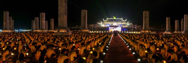 Lung linh đêm hoa đăng trong Đại lễ Vesak ở Hà Nam ảnh 9 z1377667798898_a3725a021cba390b88fe6e032e0eeafa.jpg