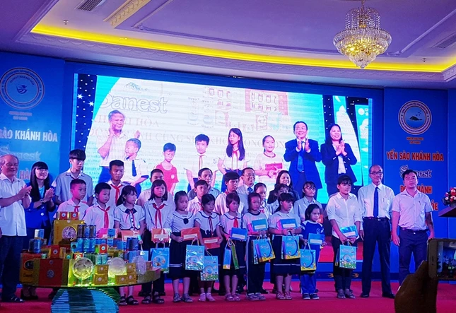 Lãnh đạo Cty Yến sào Khánh Hòa trao quà đến HS hiếu học -1.jpg