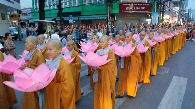 Trang nghiêm lễ rước Phật trên đường phố Nha Trang ảnh 5 6nt.jpg