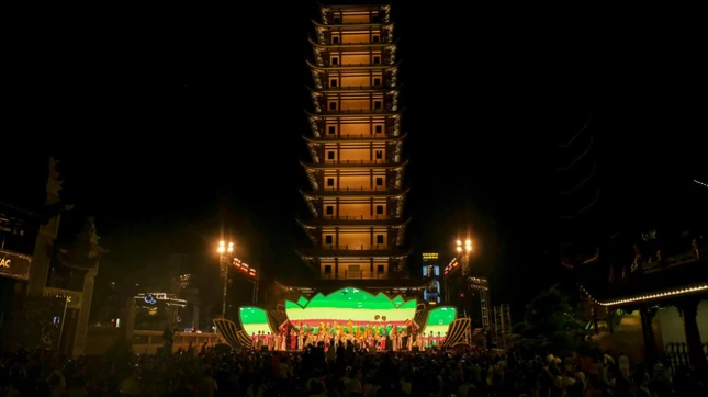 Đặc sắc đêm nhạc “Đóa sen thiêng” tại VNQT ảnh 1 H4.jpg