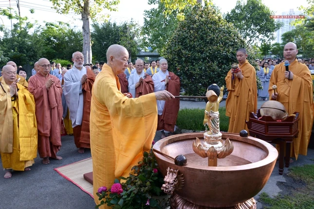 Le tam Phat tai chua Hue Nghiem (11).JPG