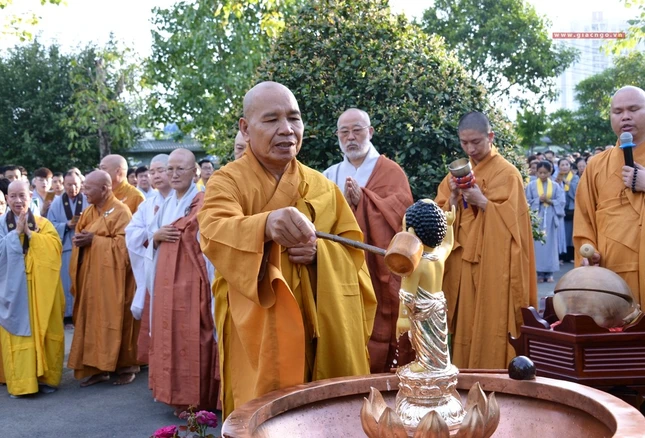 Le tam Phat tai chua Hue Nghiem (14).JPG