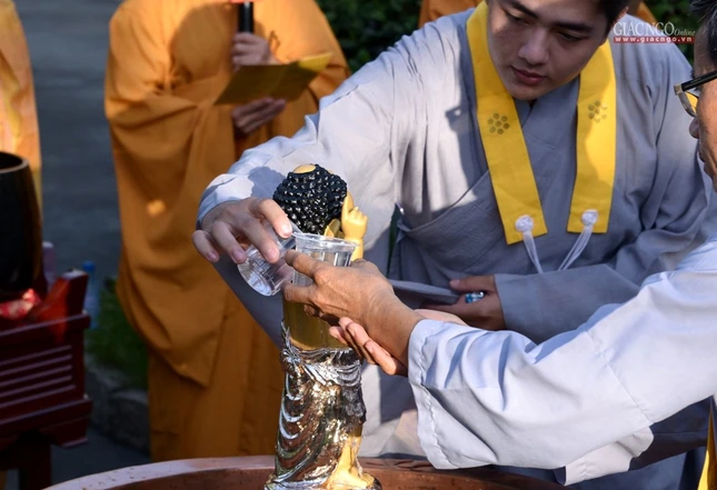 Le tam Phat tai chua Hue Nghiem (16).JPG