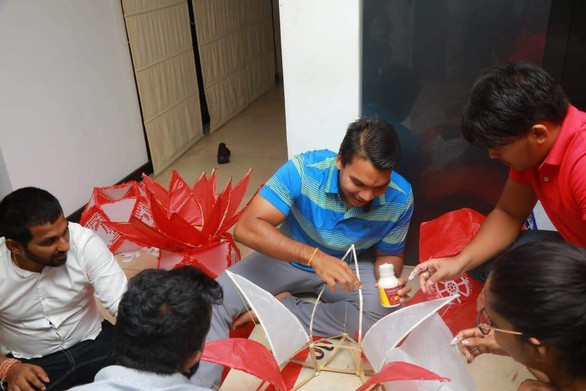 Phật tử nhiều nước thành kính hướng về ngày Phật đản ảnh 8 chuan-bi-den-long-cho-le-phat-dan-sri-lanka-2-1558254154291178157983_jpg.jpg