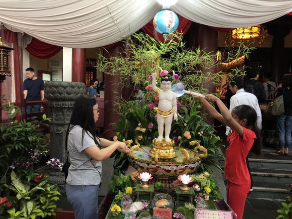 Phật tử nhiều nước thành kính tưởng niệm ngày Phật Đản - Ảnh 5. Phật tử nhiều nước thành kính tưởng niệm ngày Phật Đản - Ảnh 5.