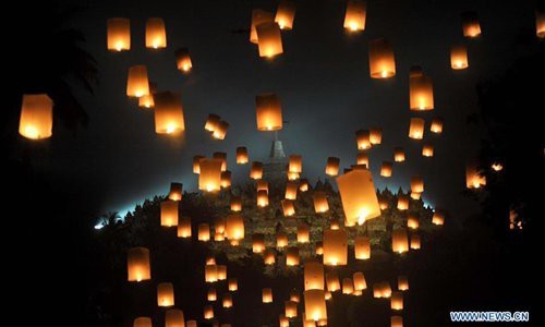 Phật tử nhiều nước thành kính tưởng niệm ngày Phật Đản - Ảnh 4. Phật tử nhiều nước thành kính tưởng niệm ngày Phật Đản - Ảnh 4.