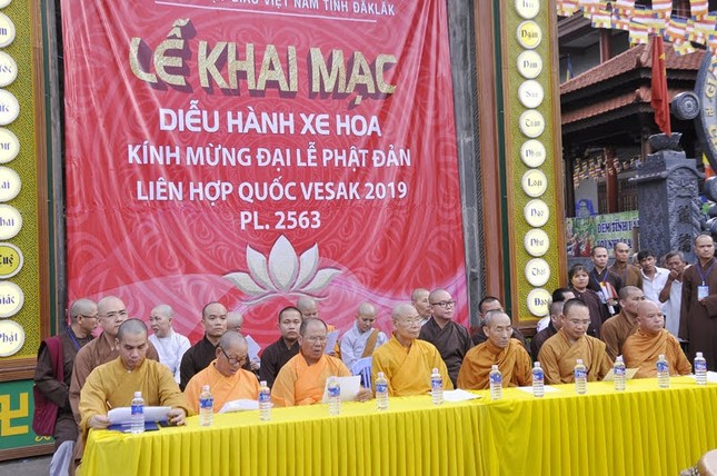 Đoàn xe hoa rực sáng trên đường phố Buôn Ma Thuột ảnh 1 1.jpg
