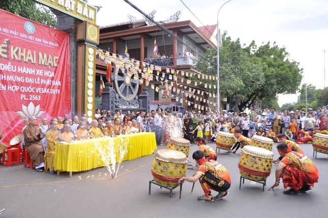 Đoàn xe hoa rực sáng trên đường phố Buôn Ma Thuột ảnh 2 2.jpg