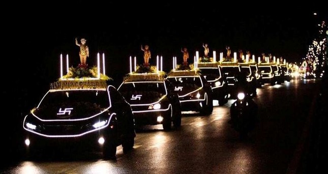 Đoàn xe hoa rực sáng trên đường phố Buôn Ma Thuột ảnh 4 4.jpg