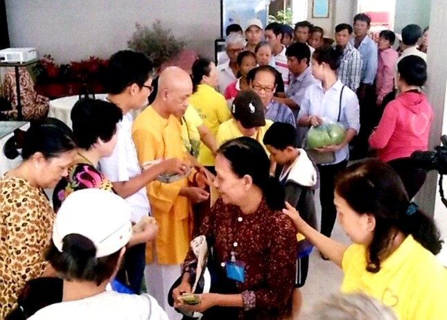 Khánh thành cầu bê-tông & tặng quà đến người nghèo ảnh 2 ANHB.jpg