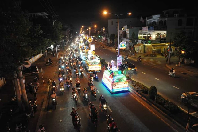 Phố núi Pleiku diễu hành xe hoa mừng Phật đản ảnh 7 g9.jpg
