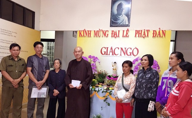 Trao tiền bạn đọc ủng hộ bệnh nhân khó khăn ảnh 1 IMG_4344.jpg