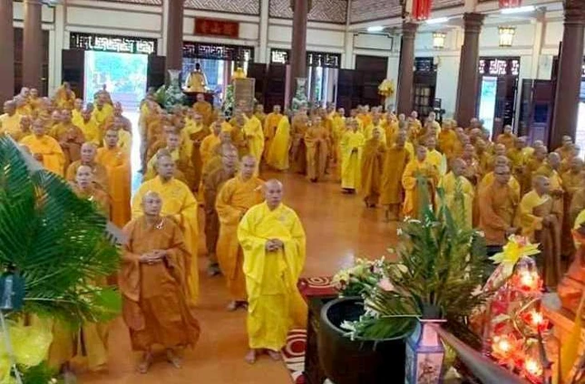 Ch_ t_ng  tham d_ L_ an c_ k_t h_ t_i ch_a Long S_n - TP. Nha Trang.jpg