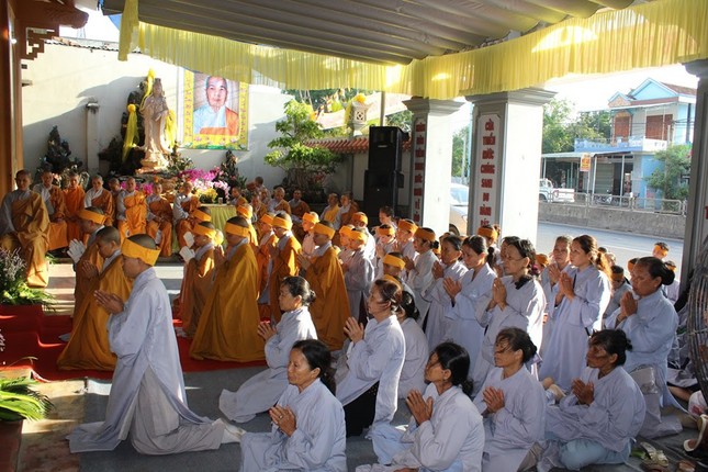 Phụng tống kim quan NT.Thích nữ Từ Trí nhập tháp ảnh 4 bdinh 3.jpg