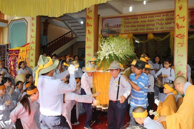 Phụng tống kim quan NT.Thích nữ Từ Trí nhập tháp ảnh 6 bdinh 6.jpg