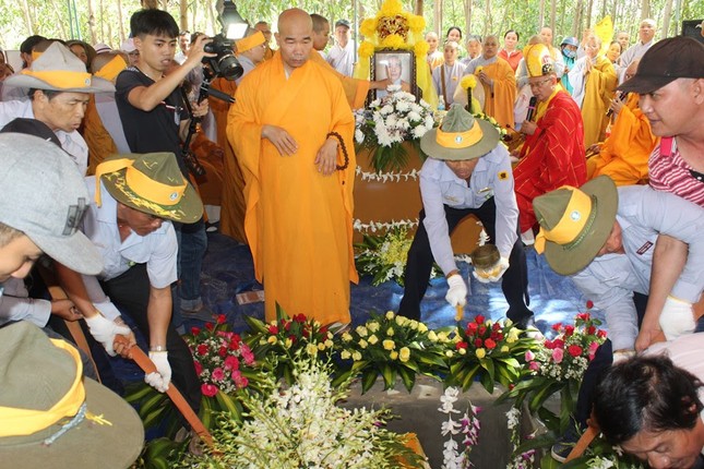 Phụng tống kim quan NT.Thích nữ Từ Trí nhập tháp ảnh 8 bdinh 8.jpg